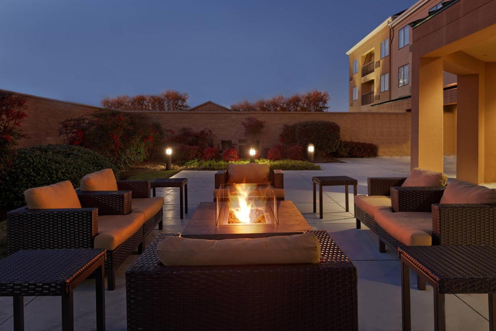 Courtyard Chesapeake Greenbrier Exterior photo